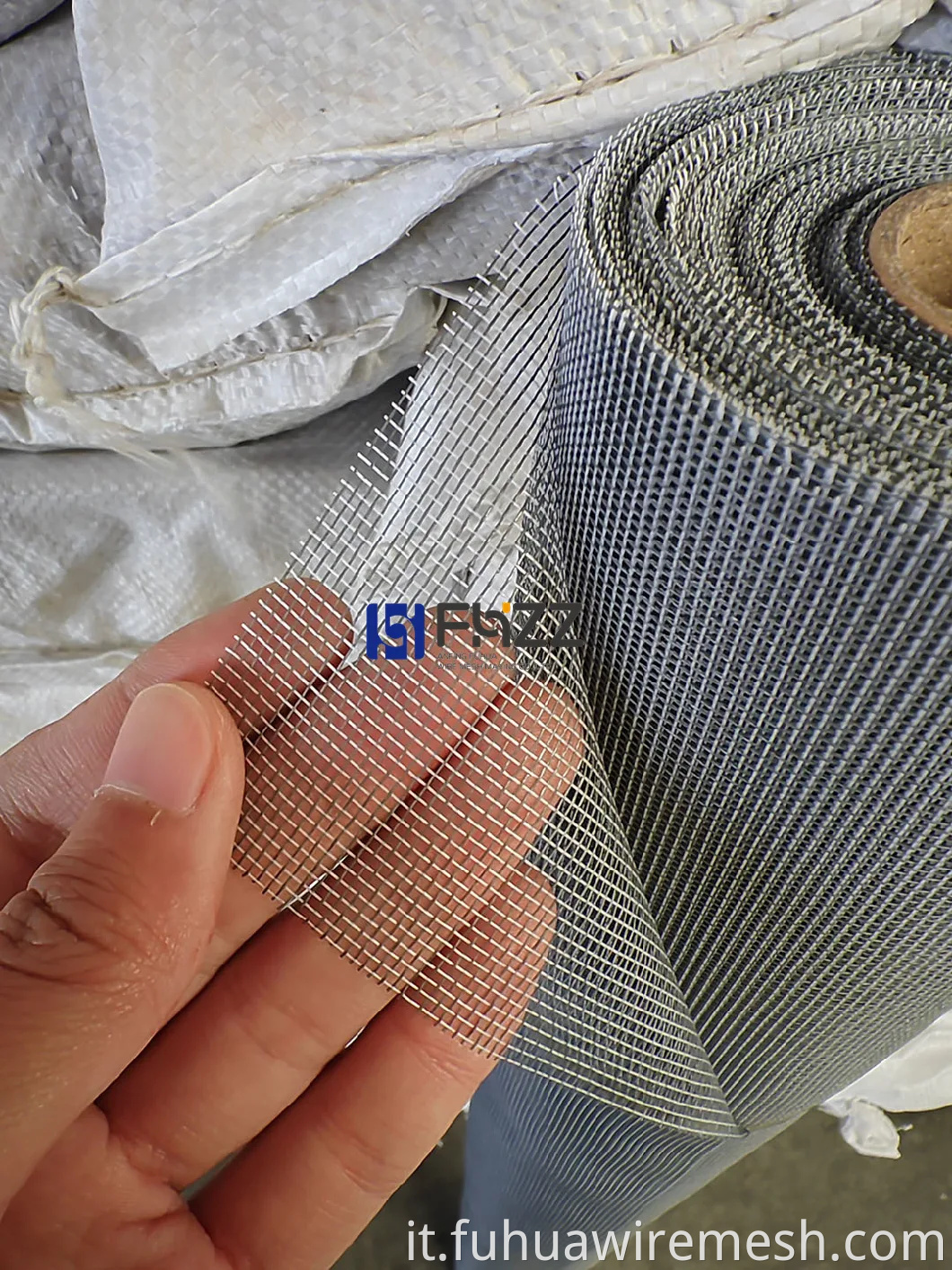 Mesh a schermo degli insetti in fibra di vetro grigio e in PVC nero intrecciata in fibra di vetro per finestre e porte